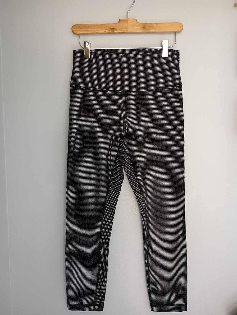Lululemon - Wunder Under HR Crop 21" Luon - 6 - Jacquard Black White Dot - VGUC